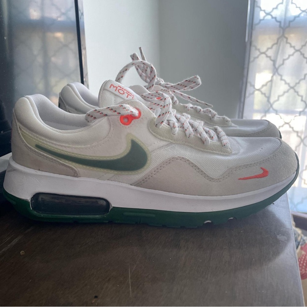 Nike air maxes